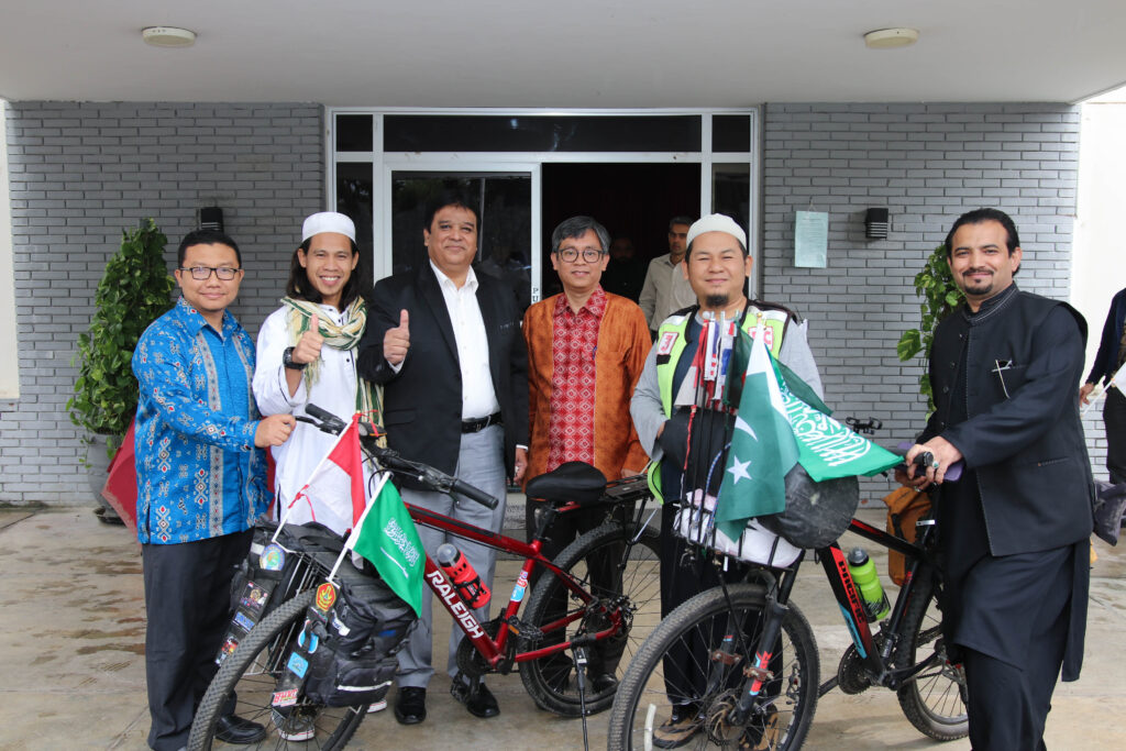 Indonesian envoy greets young cyclists, admires their courage for good cause
