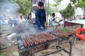 Masjid Rehmat-ul-lil-Alameen provides food to esurients on Eid