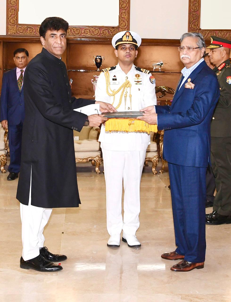 Pakistan’s HC presents credentials to the President of Bangladesh