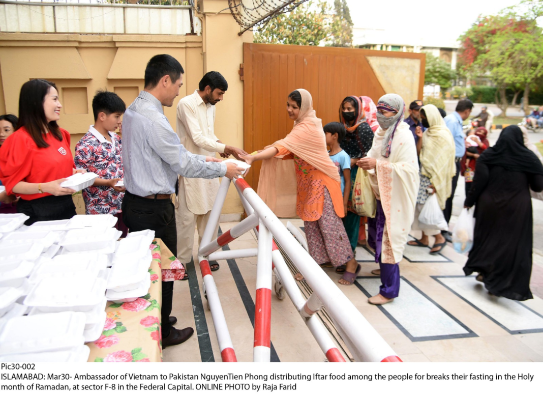 Vietnam Embassy Distributes Iftar Dinner Boxes in Deserving People in Islamabad