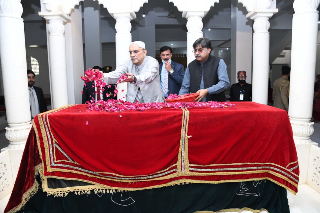  President Asif Ali Zardari visits ancestral graveyard of the Bhutto family