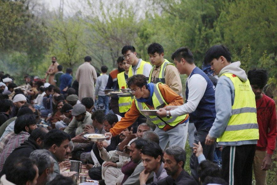 Chinese volunteers serve food to underprivileged Pakistanis during Ramadan