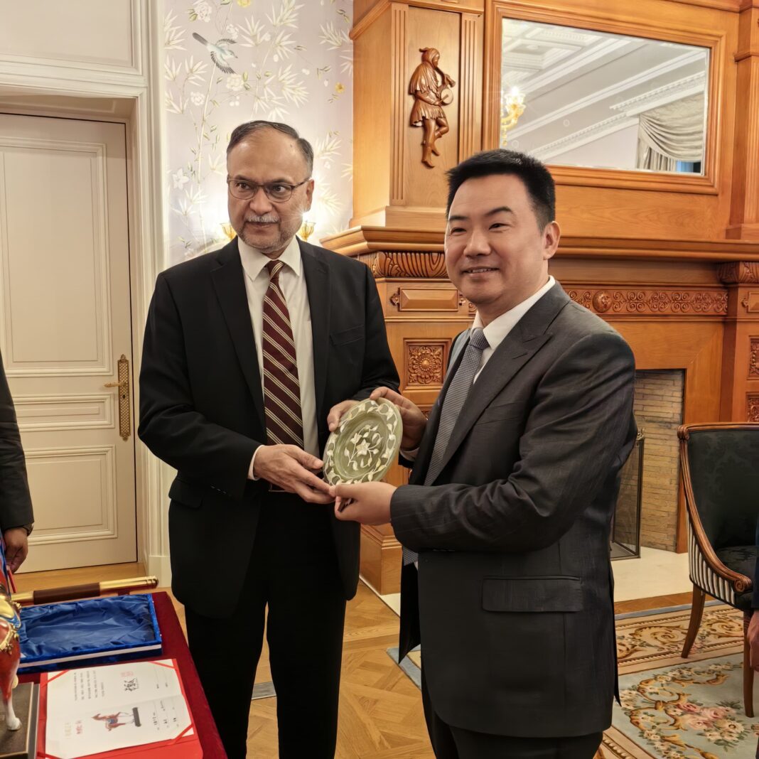 Minister Ahsan Iqbal visits Huawei in Beijing, discusses ways to boost cooperation