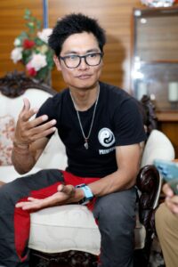 Vietnamese surgeon summation K-2 after arduous 52-day expedition