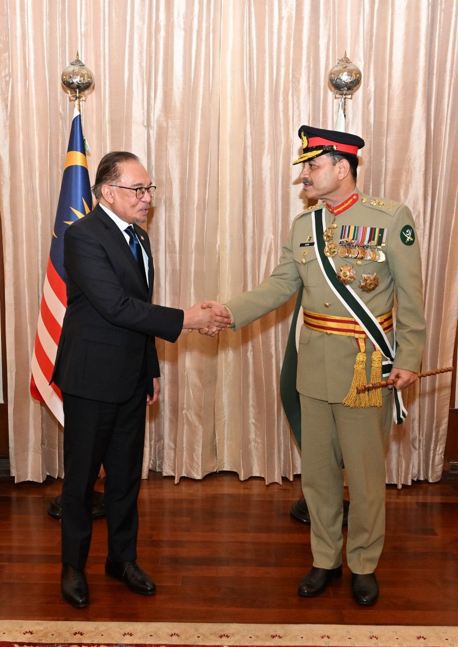 Army chief, Malaysia PM discuss regional security, military ties on sidelines of summit