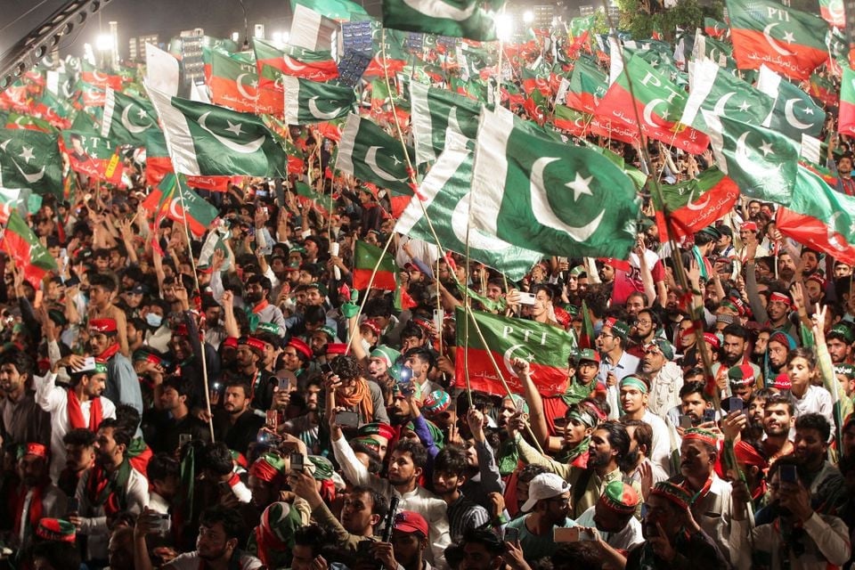 Pakistan Tehreek-e-Insaf convoy making its way toward Islamabad